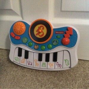 FISHER PRICE MUSICAL KIDS STUDIO ELECTRONIC PIANO